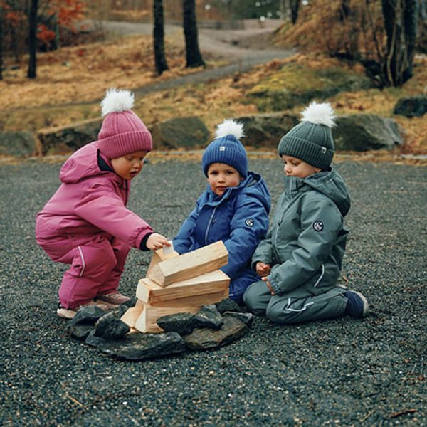 Her finner du babyklær, barneklær og ungdomsklær samt barneklær på nett. 